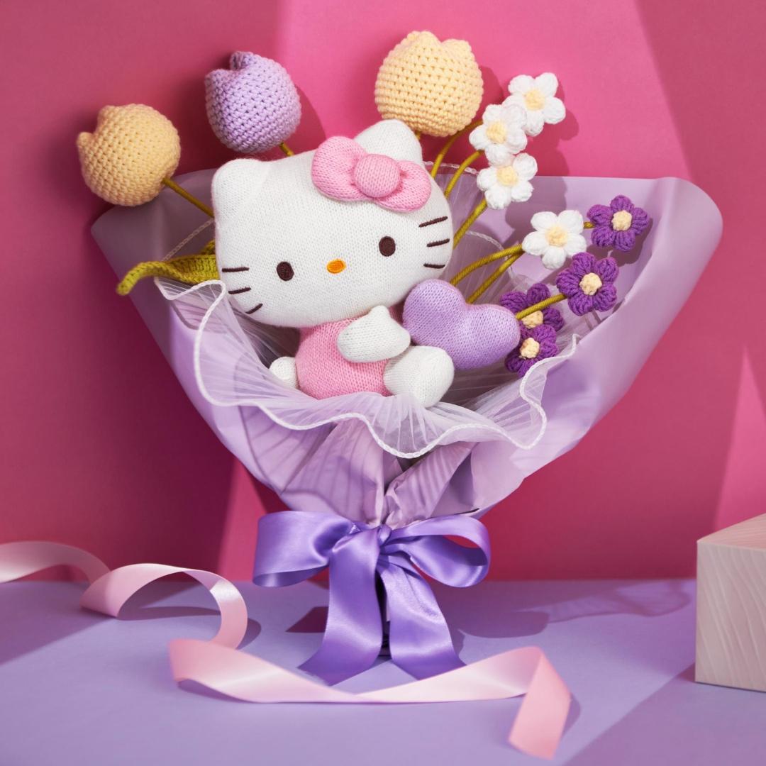 別注版以人氣角色Hello Kitty為主題，Hello Kitty公仔手持紫色心心，配上淺紫色和淡黃色軟綿編織永生花。（圖片由相關機構提供）