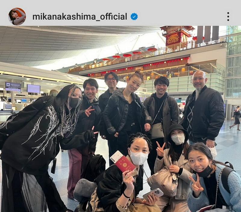 中島美嘉在日本機場出發時跟團隊大合照，與結他手丈夫（後排右一）同框。（中島美嘉Ig圖片）