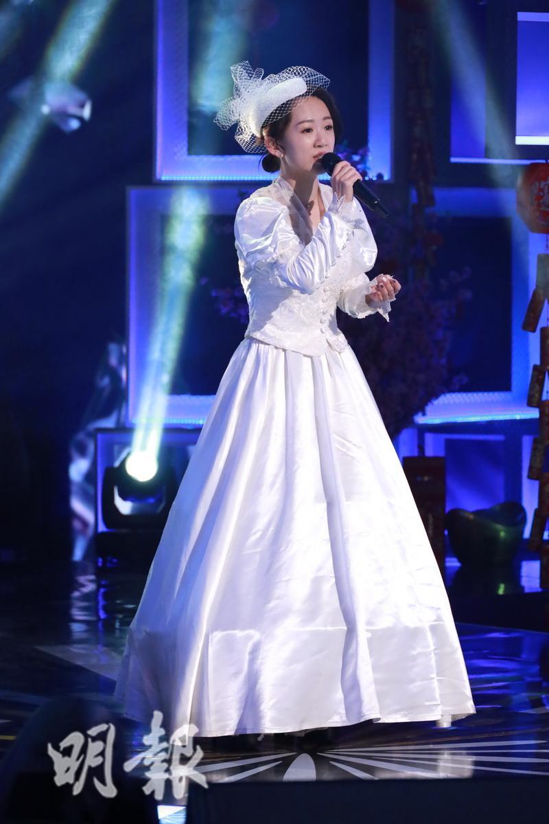 王玥戴上白帽及身穿白長裙，以陳慧嫻的昔日經典造型上陣獻唱《逝去的諾言》。（大會提供）