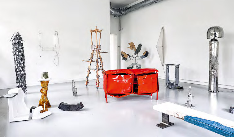 Teun Zwets和Pepijn Fabius Clovis合作，圖中如被吹脹的紅色櫃子Cabinet 6，於今屆DDW新展區Woensel Backyard-S中的藝廊KEVN展出。（Chloe Alyshea攝）