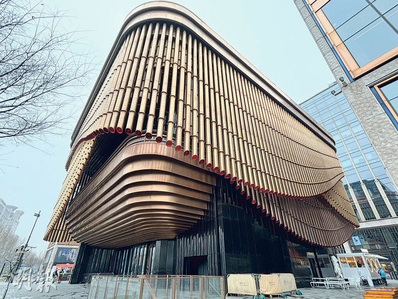 BFC外灘金融中心--正舉行的「赫斯維克工作室：構建靈魂建築」回顧展位於BFC（圖）內的上海復星藝術中心，BFC本身亦是出自Heatherwick手筆。（嚴嘉栢攝）