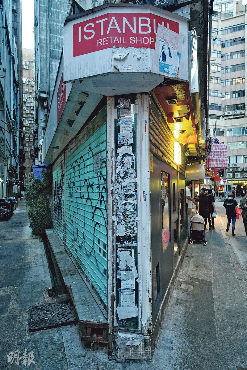 尖沙嘴Mondrian Hong Kong酒店重視藝術元素，在其對面的三角形街舖設置24小時快閃藝術空間，刻意保留原有的破舊招牌、鐵閘、地板、喉管、洗手盆、牆身等，將藝術融入社區。（黃志東攝）