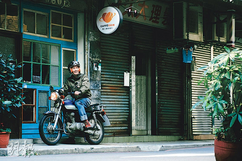陳柏宇在台灣騎電單車拍攝新歌《中二寄生魂》MV。