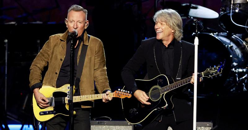 Jon Bon Jovi與Bruce Springsteen在台上一起jam歌。（法新社）