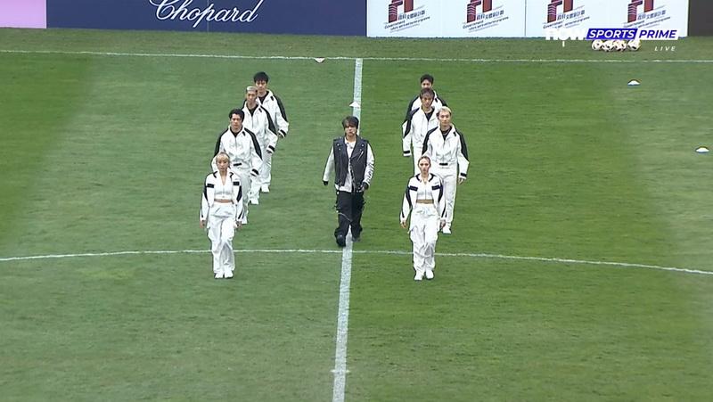 黑白裝束的姜濤在8位舞蹈員的陪同下出場。（NOW SPORT PRIME網上直播片段截圖）
