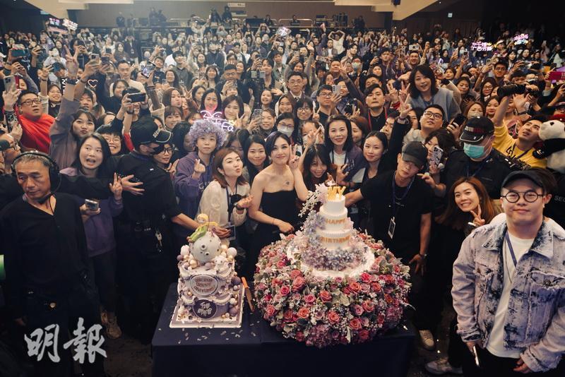 楊千嬅昨天50歲生日，與近千歌迷一同慶祝。（大會提供）