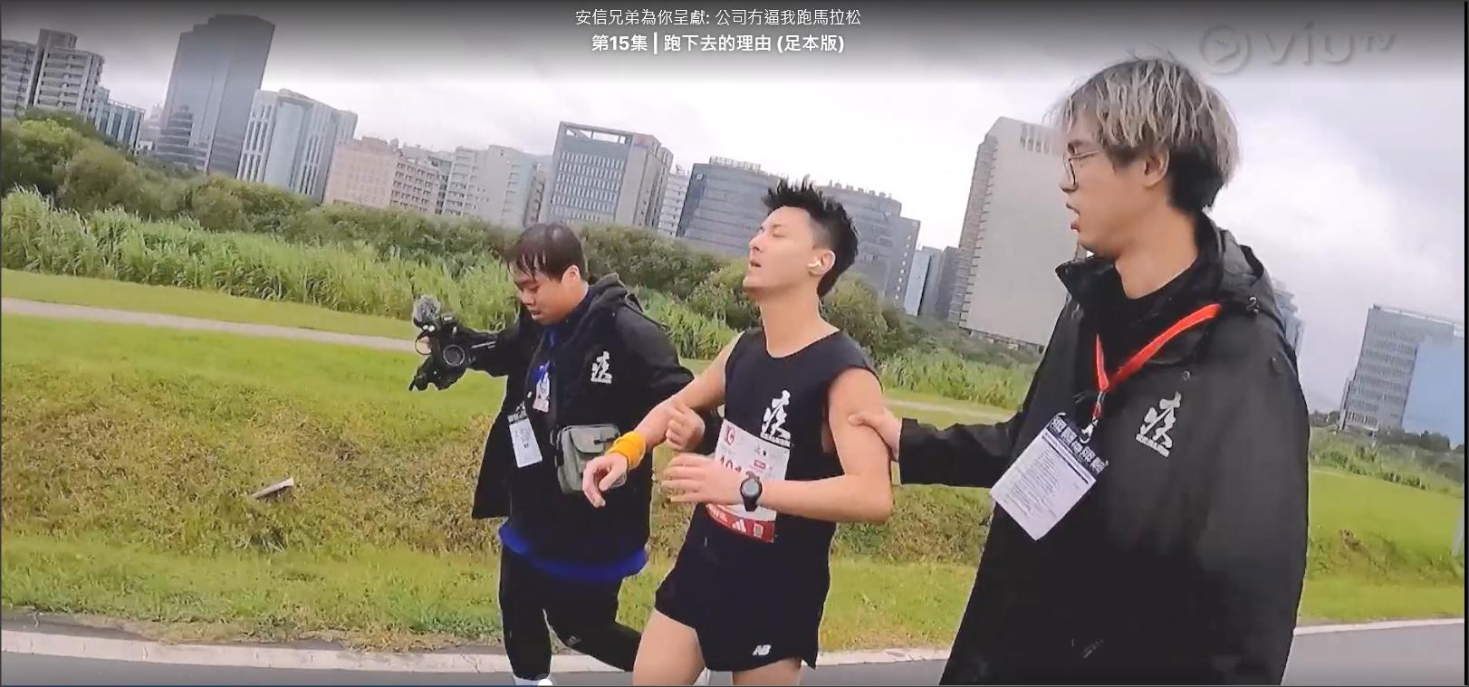 阿神參加台北馬拉松，在後段是硬撐著跑。（視頻截圖）