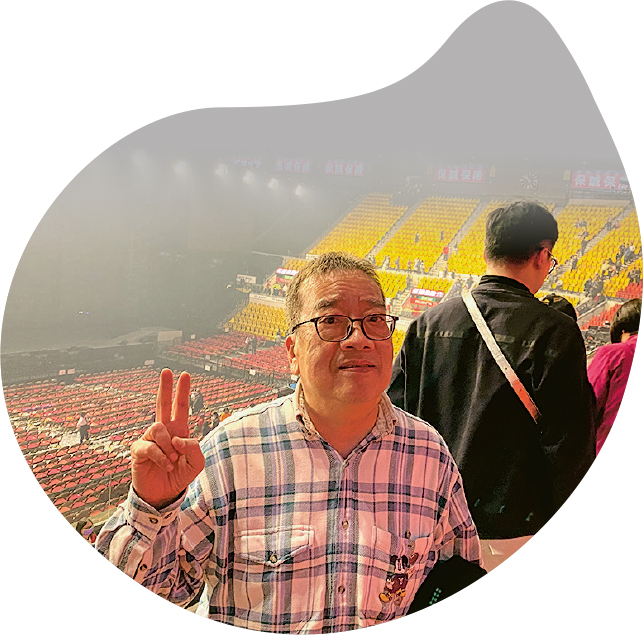 港人黎先生去年12月與江蘇好友M小姐到紅磡體育館聽張學友演唱會，他說本地文化比商品更吸引遊客。（受訪者提供）