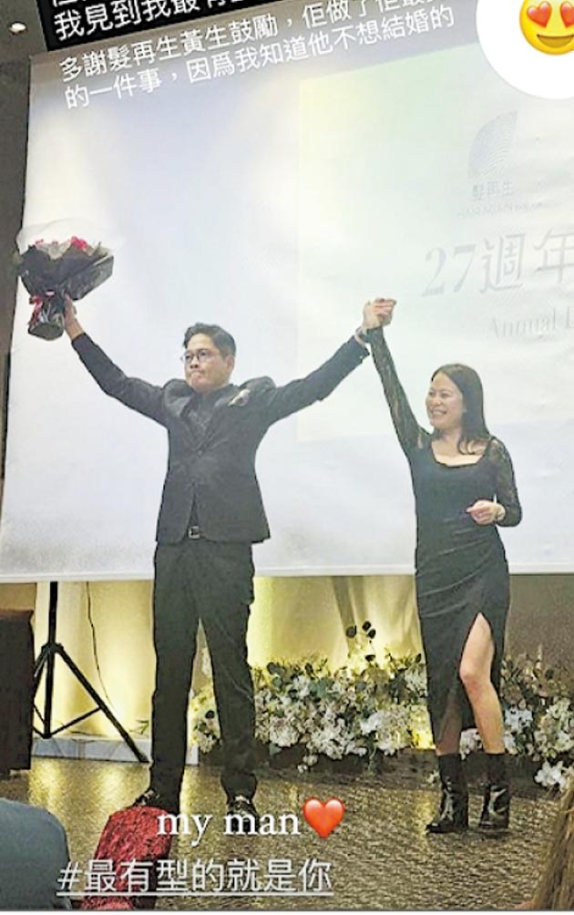 王雁芝（右）貼出鄭啟泰（左）求婚片段，大讚對方有型自信。（視頻截圖）
