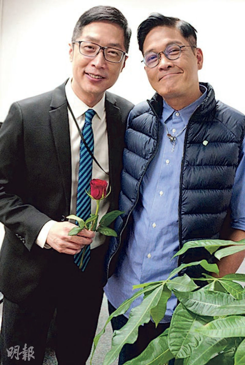 鄭啟泰（右）早前重返新城開工向同事派玫瑰花。（資料圖片）