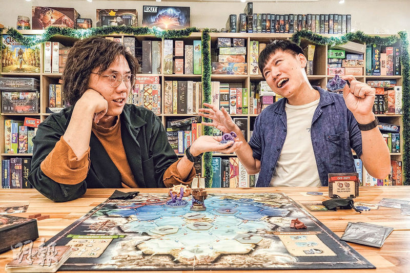 引人入勝--Daniel（左）和Jeremy（右）介紹陣營遊戲Feed the Kraken的主題和玩法，像講故事般引人入勝。（馮凱鍵攝）