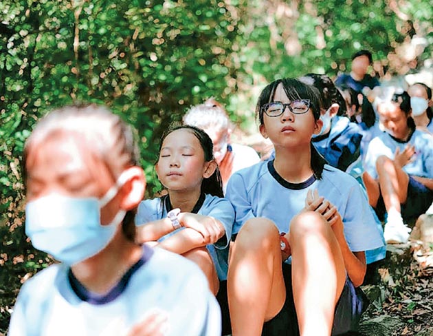 沉浸大自然：在學校旅行時，教師趁機會讓學生在大自然環境中作森林浴，師生一同閉上眼，靜心感受大自然的的氣息和寧靜。（學校提供）