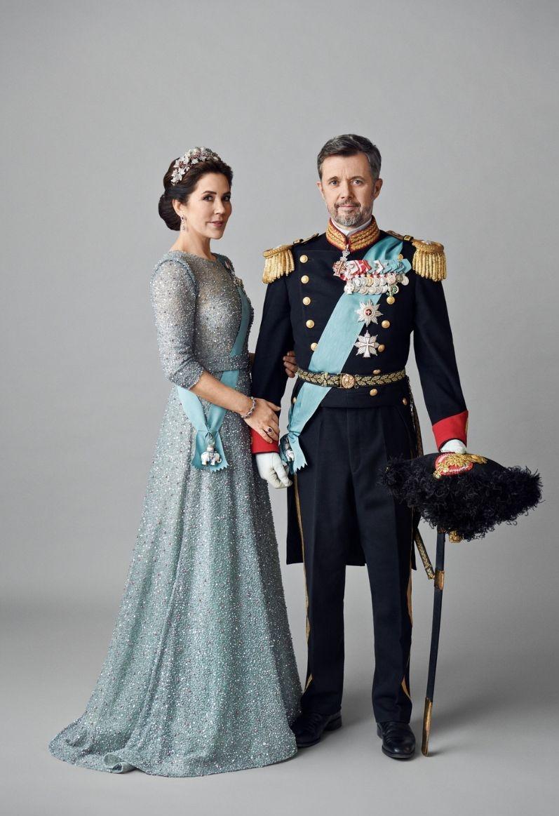 丹麥國王弗雷德里克十世（Frederik X）與王后瑪麗（Queen Mary of Denmark）的官方照片（Det danske kongehus facebook圖片）