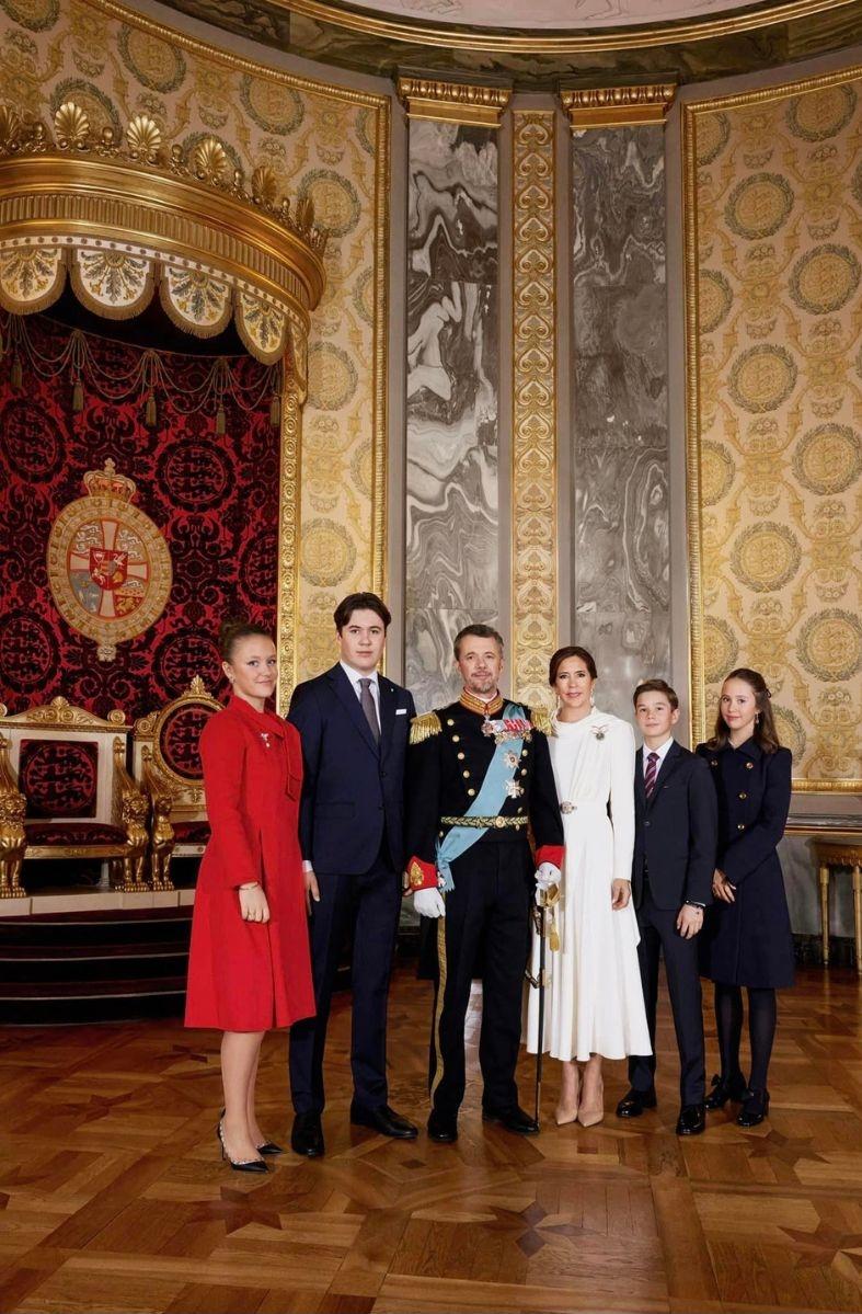 丹麥國王弗雷德里克十世（Frederik X）與王后瑪麗（Queen Mary of Denmark）與四名子女合照。（Det danske kongehus facebook圖片）