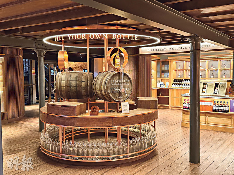 特別版威士忌--The Glenlivet釀酒廠的接待區旁，擺滿品牌推出的量產版及特別版威士忌，中間酒桶則可讓參觀人士自行裝酒及簽名封裝，特別有儀式感。（周群雄攝）