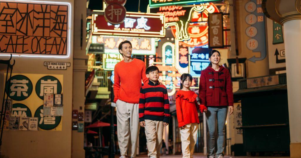 五光十色的霓虹燈招牌已進駐「馬百良葯廠呈獻香港老大街」，打造「老大街霓虹璀璨盛會」。（圖片由相關機構提供）