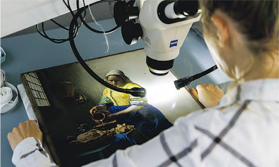 修復師利用X射線熒光分析儀和顯微鏡掃描作品，探究維梅爾如何畫出細膩的畫。修復師推測他長期看着畫作構圖，持續地改變它，直至滿意為止。（Kelly Schenk攝，Rijksmuseum提供）
