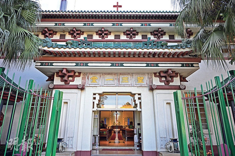 紅簷綠瓦、古色古香的聖三一座堂，採用「中國文藝復興式」建築風格，在1930年代民眾普遍不接受西方宗教時，讓人更容易接受基督教。（曾憲宗攝）