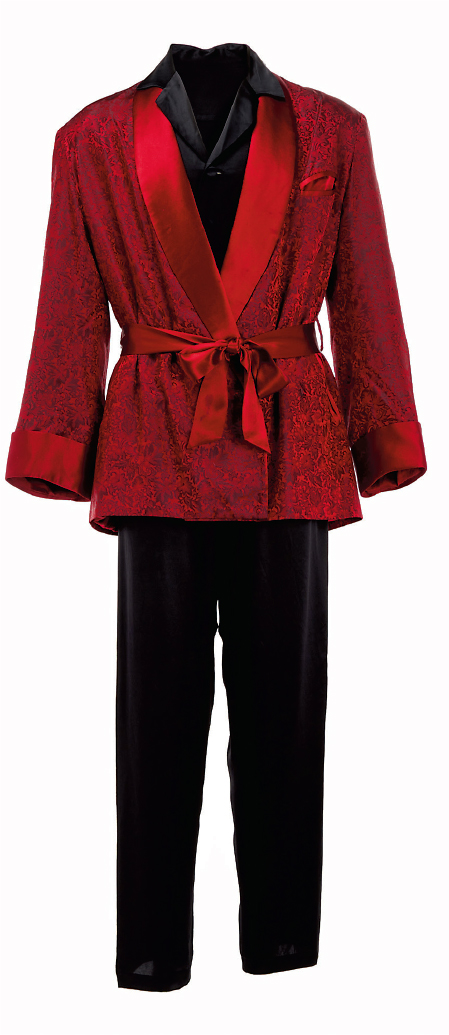 Hugh Hefner的經典吸煙夾克、絲綢睡衣、拖鞋和煙斗套裝--估價：2000至3000美元（約15,600至23,400港元），特色：Hugh Hefner這個套裝，或者會令你想起周星馳電影《國產凌凌漆》中一幕的造型。套裝背後記載的是一種西方社會的優閒文化（拍賣行提供）