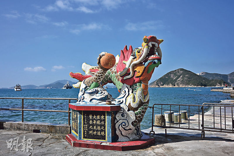 鎮海樓公園臨海盡頭處，立有一尊手擒紅珠、騰空而起的飛龍塑像，令人聯想起用作香港城市標誌的飛龍。（曾憲宗攝）