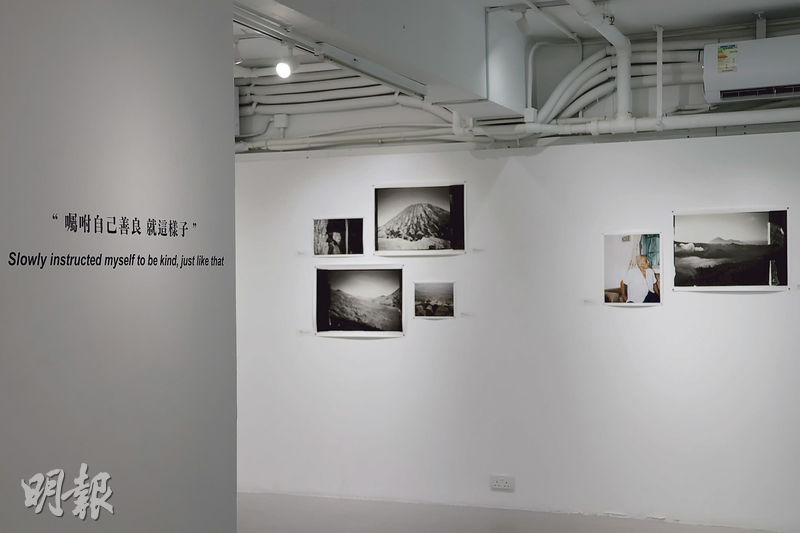 藝術家李惠琦正於「光影作坊」舉辦個人展覽「夢裡不知身是客」，展出一系列她為外公到印尼尋根的相片。（姚超雯攝）
