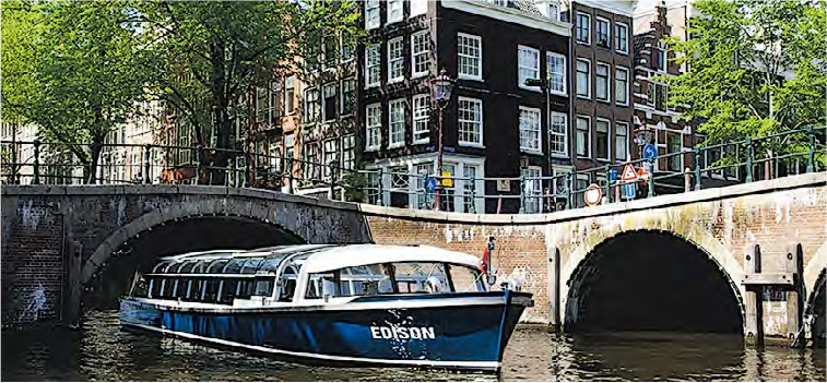 Canal Cruise--維梅爾在View of Delft畫出他在成長地Delft運河的景色，看過畫後又會否引起以別的角度，如在水上遊覽荷蘭的意欲？在阿姆斯特丹市中心坐上運河遊船，看着河道兩旁高低不平的啡紅色房子，分外寫意。（Amsterdam Canal Cruises網頁圖片）地址：Stadhouderskade 550, 1072 AE Amsterdam
