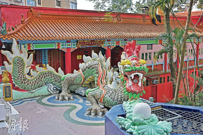 香港拯溺總會外的鎮海樓公園，放有各式神像，其中有一條由紙皮石鋪成的彩龍雕塑。（曾憲宗攝）