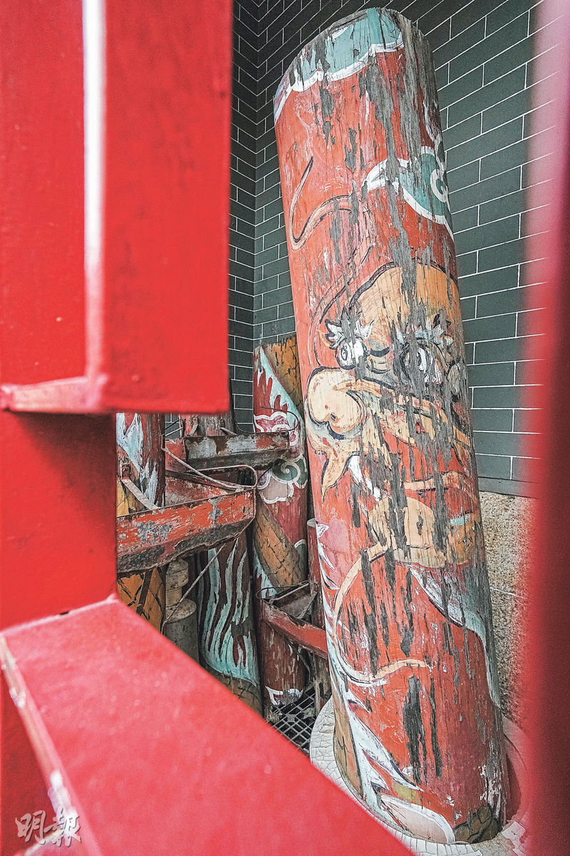 第4代龍柱在2014年颱風「海鷗」吹襲期間倒下，殘餘部分現放於廟前展示。（馮凱鍵攝）