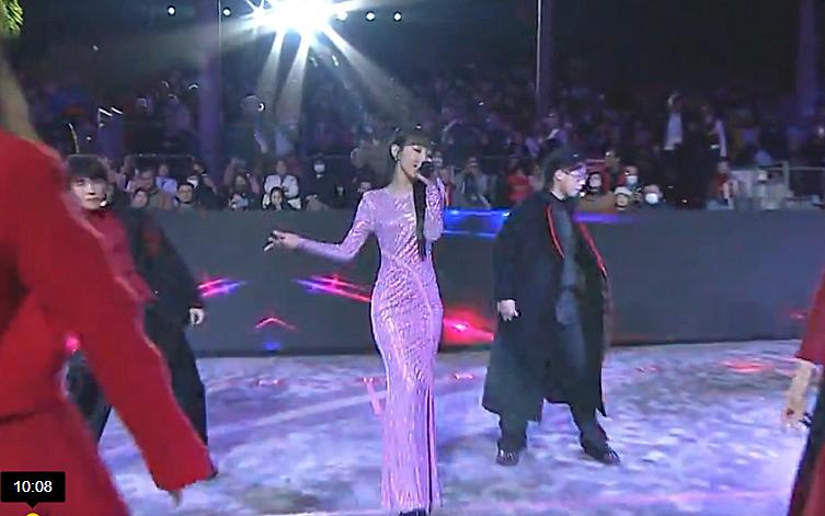 Gigi昨晚參與《2024新春國際匯演之夜》演出，打頭陣出場獻唱歌曲《Jai Ho》。（TVB網上片段截圖）