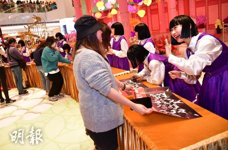 日本女子舞團Avantgardey為粉絲簽名時表現熱情。（劉永銳攝）