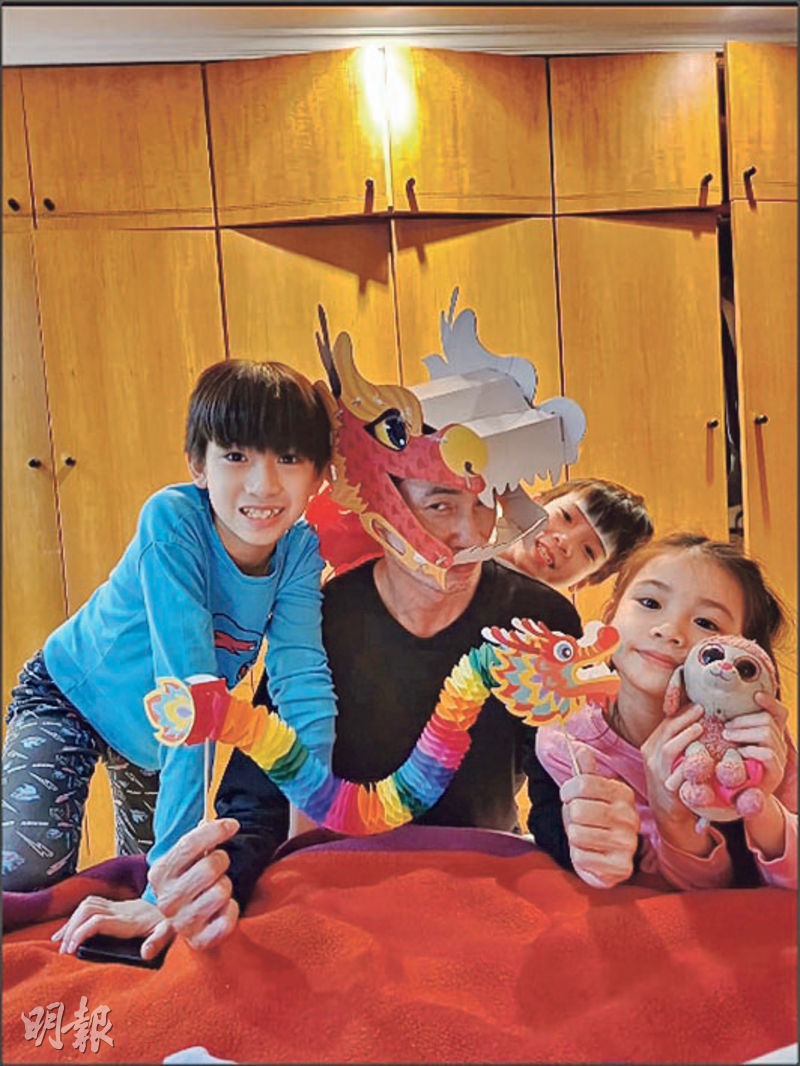 陳豪與三子女度新歲，玩得好開心。（網上圖片）