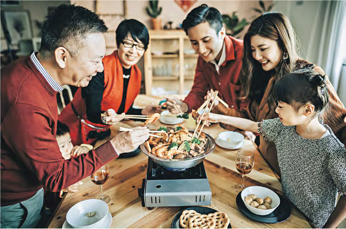 新年聚餐年年有餘，為免浪費，營養師將盆菜食材大變身，炮製健康粥品，新年豐衣「粥」食。（AsiaVision@iStockphoto/明報製圖）