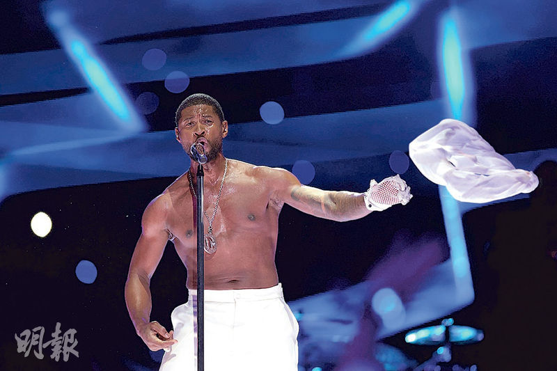 Usher左手戴白手套，藉以向米高積遜致敬，又即興脫掉上衣，露出健碩肌肉，惹來全場尖叫。（法新社）
