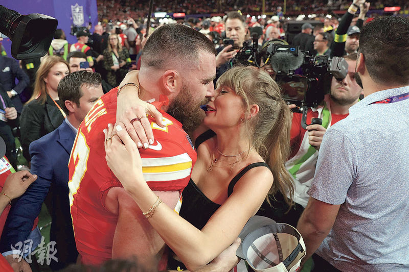 查維斯卻斯（左）效力肯薩斯城酋長成功衛冕，女友Taylor Swift（右）衝落球場擁吻道賀，網民形容為童話式偶像劇結局。（法新社）
