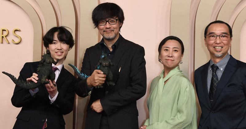 獲提名最佳視覺效果的《哥斯拉-1.0》，導演山崎貴（左二）跟劇組出席奧斯卡午宴。（法新社）