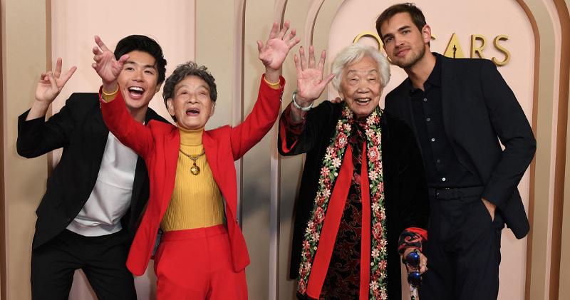 角逐最佳紀錄短片的《奶奶跟外婆》，導演王湘聖（左起）帶同兩名主角張麗華與易揚輝及監製森戴維斯到場。（法新社）
