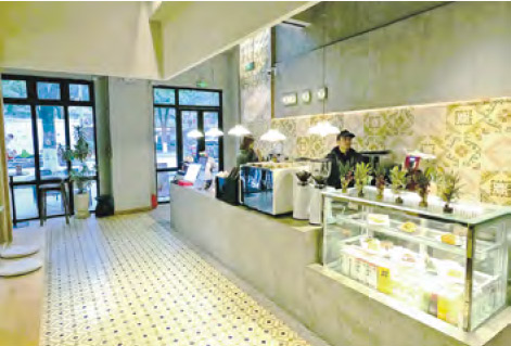 咖啡廳的地板和牆壁均鋪上特色花磚。（蔡朗清攝）
