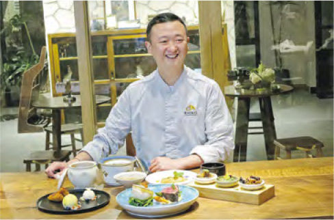 酒店總廚王久棟炮製了一頓融合海派文化、中西創意等元素的「天水魚錄」全魚宴。（蔡朗清攝）