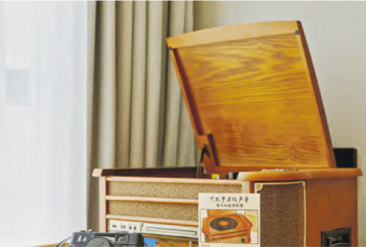 每間客房均設有黑膠唱機，讓客人暫時放下繁忙日常，傾聽歲月的聲音。（蔡朗清攝）