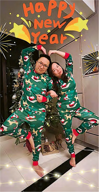 網上放閃--Samuel與Joko經常在社交媒體中「放閃」，以心形pose向朋友祝賀新年的來臨。（受訪者提供）