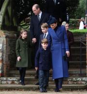 2023年12月25日英國王室聖誕崇拜，王儲威廉凱特一家五口，與米亞（中排右一）。（法新社）