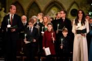 2023年12月8日，英王儲伉儷威廉（左一）和凱特（右一），攜同三名子女──喬治小王子（左二）、夏洛特小公主（中）、路易小王子（右二），在西敏寺參加聖誕頌歌音樂會。（路透社）