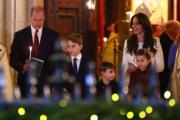2023年12月8日，英國王儲伉儷威廉（左一）和凱特（後排右）攜同三名子女──喬治小王子（前排左二）、夏洛特小公主（前排右一）、路易小王子（前排右二），在西敏寺參加聖誕頌歌音樂會。（法新社）