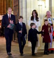 2023年12月8日，英國王儲伉儷威廉凱特，攜同三名子女──喬治小王子（前排左二）、夏洛特小公主（前排右一）、路易小王子（前排右二），在西敏寺出席聖誕頌歌音樂會。（路透社）