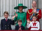 2023年6月17日英王查理斯三世官方壽辰日，一眾王室成員在白金漢宮陽台觀看空軍表演。圖為王儲威廉一家，前排中為路易小王子。（法新社）