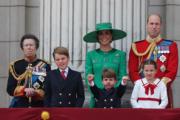 2023年6月17日英王查理斯三世官方壽辰日，一眾王室成員在白金漢宮陽台觀看空軍表演。前排中為路易小王子。（法新社）