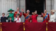 2023年6月17日英王查理斯三世官方壽辰日，一眾王室成員在白金漢宮陽台觀看空軍表演。前排左二為路易小王子。（法新社）