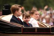 2023年6月17日英王查理斯三世官方壽辰日，路易小王子（中）跟家人一起坐馬車。左為哥哥喬治小王子，右為姐姐夏洛特小公主。（法新社）