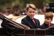 2023年6月17日英王查理斯三世官方壽辰日，路易小王子（右）跟家人一起坐馬車。左為哥哥喬治小王子。（法新社）