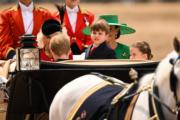 2023年6月17日英王查理斯三世官方壽辰日，路易小王子（前排中）跟家人一起坐馬車（法新社）